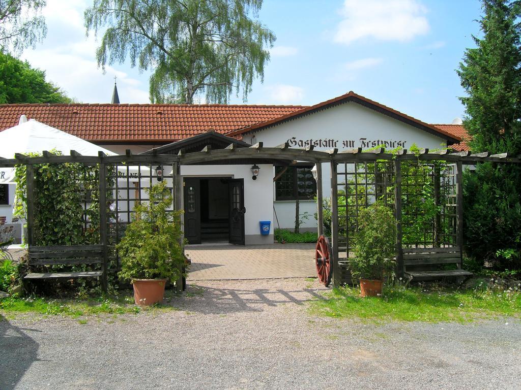 Motel Zur Festwiese Gierstädt Buitenkant foto