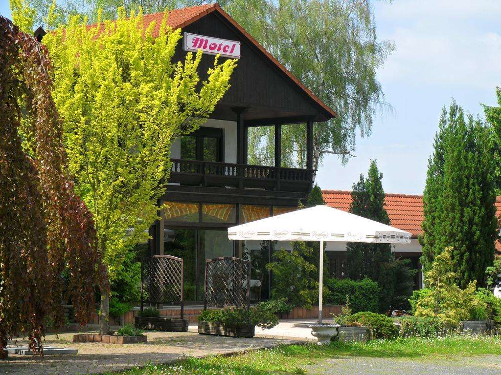 Motel Zur Festwiese Gierstädt Buitenkant foto